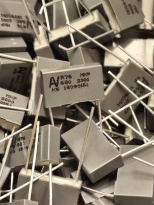 R76UI0680DQ00J 680PF 2000V 15 0.05 KEMET POLYESTER KONDANSATÖR resmi