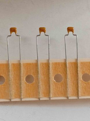 C317C102K1R5CA7317 100PF 200V 5mm MAYLER KEMET POLYESTER KONDANSATÖR resmi