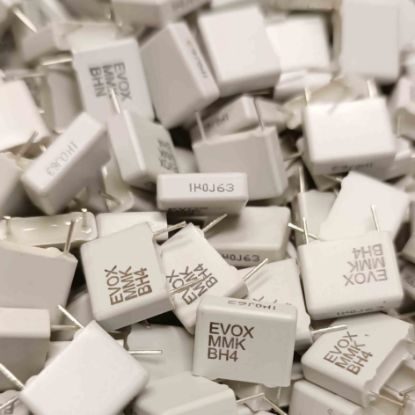 MMK10 105J63A02L4 BULK 1MF 63V 10mm %5 KEMET POLYESTER KONDANSATÖR resmi