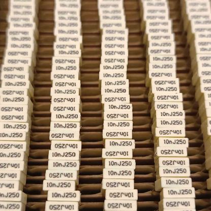 R82IC2100DQ50J 10NF 250V 5 0.05 KEMET POLYESTER KONDANSATÖR resmi