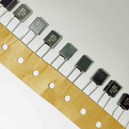 680NF 63V  5mm VISHAY POLYESTER resmi