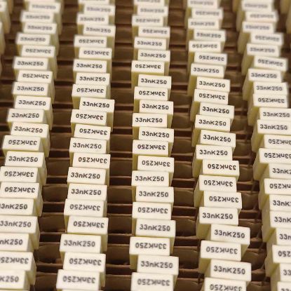 R82IC2330DQ50K 33NF 250V 5 0.1 KEMET POLYESTER KONDANSATÖR resmi