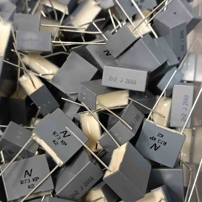 R73UI1220DQ00J 2.2NF 2000V 15 KEMET POLYESTER KONDANSATÖR resmi