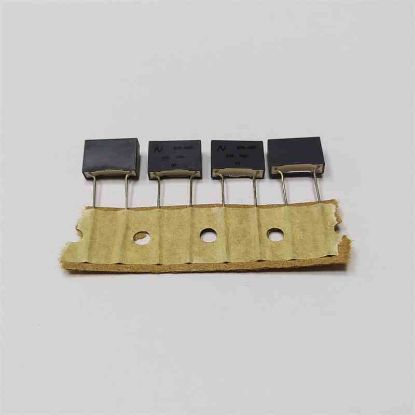 R747F0820KF00J 820PF 700VAC 10 0.05 KEMET POLYESTER KONDANSATÖR resmi