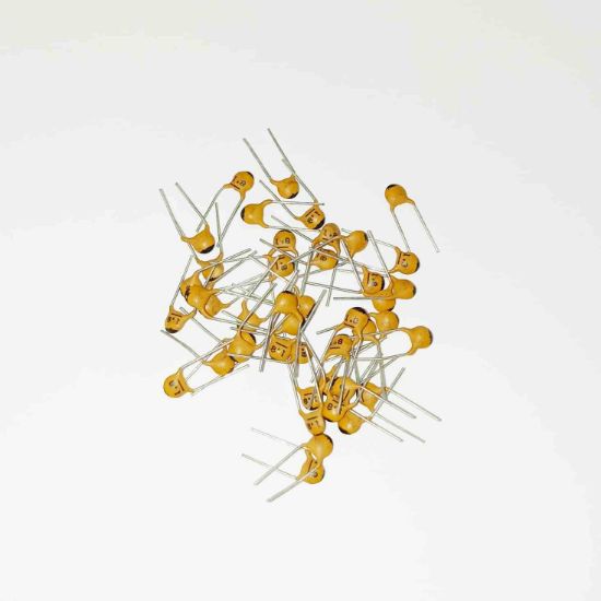 82PF 50V  2.5mm SERAMİK KONDANSATÖR resmi