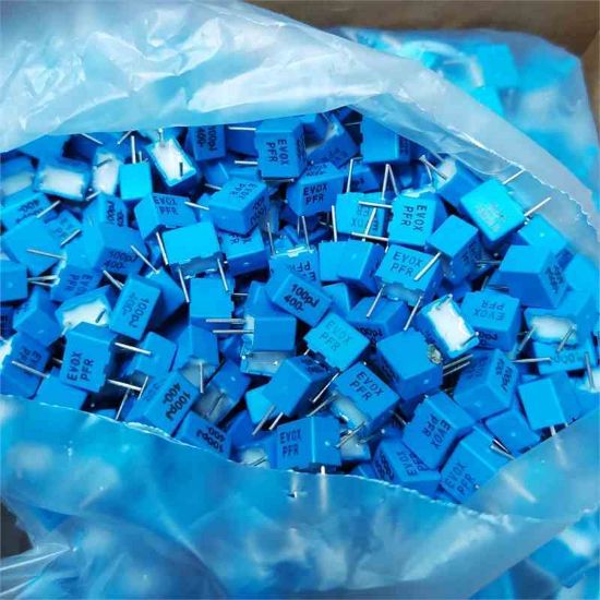 PFR5 101J400J11L4 BULK 100PF 400V 5mm POLYESTER KEMET POLYESTER KONDANSATÖR resmi