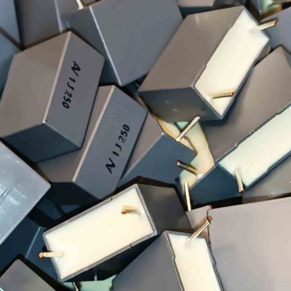 R60II4100AA30J 1MF 250V 15 0.05 KEMET POLYESTER KONDANSATÖR resmi