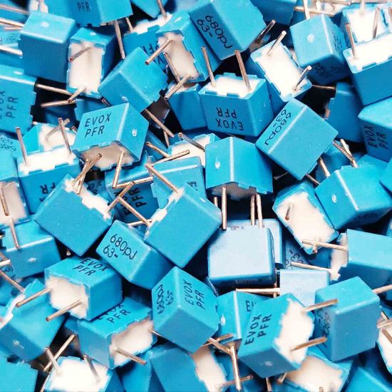 PFR5 681J63J11L4 BULK 680PF 63V 5 0.05 KEMET POLYESTER KONDANSATÖR resmi