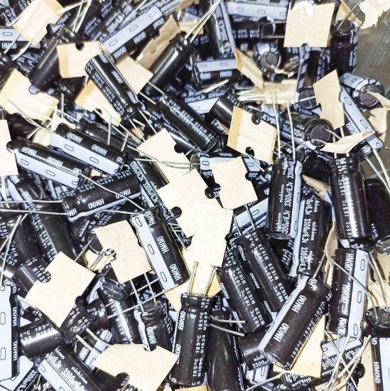 3300MF 6.3V 10x25 105 NICHICON ELKO KONDANSATÖR resmi