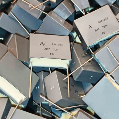 R747N2470500EJ 47NF 700VAC 22.5 0.05 KEMET POLYESTER KONDANSATÖR resmi