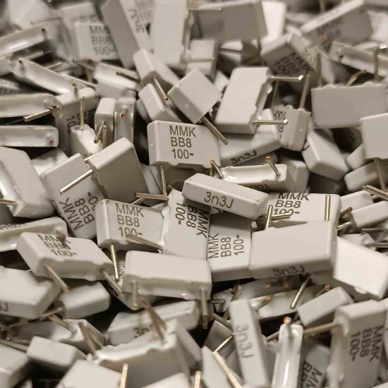 MMK7.5 332J100K00L4 BULK 3.3NF 100V 7.5 0.05 KEMET POLYESTER KONDANSATÖR resmi