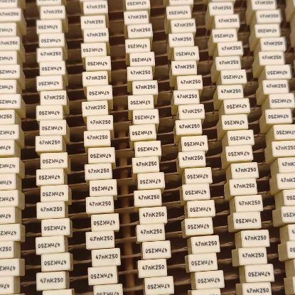 R82IC2470DQ50K 47NF 250V 5 0.1 KEMET POLYESTER KONDANSATÖR resmi