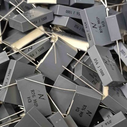 R76QN2560453EJ 56NF 1000V 22.5 0.05 KEMET POLYESTER KONDANSATÖR resmi